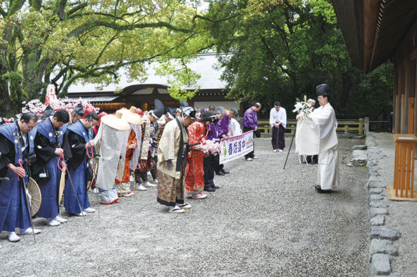 お祓いを受ける選抜隊