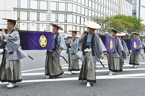 春姫ご持参の嫁入り道具を持つ長持侍