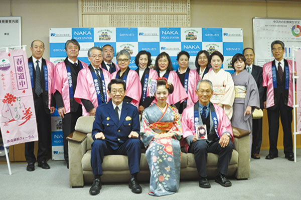 伊藤彰久中警察署長と記念写真 伊藤彰久中警察署長と記念写真