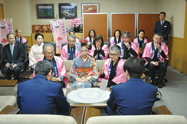 伊藤彰久中警察署長と和やかに歓談 伊藤彰久中警察署長と和やかに歓談