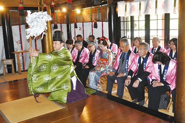 お祓いを受ける第21代春姫と実行委員 お祓いを受ける第21代春姫と実行委員