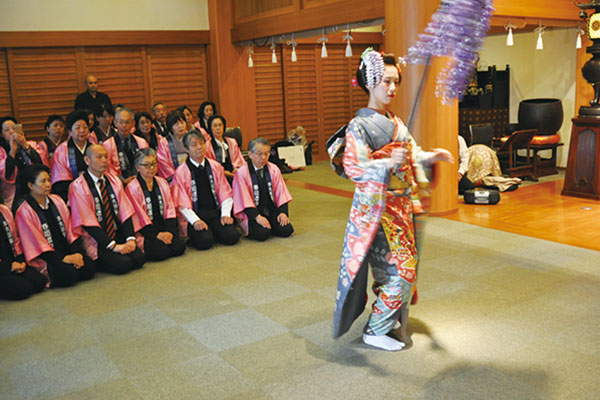日本舞踊を披露する第21代春姫。 日本舞踊を披露する第21代春姫。